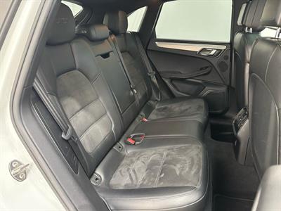 2017 Porsche Macan - Thumbnail