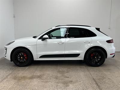 2017 Porsche Macan - Thumbnail