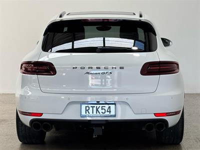 2017 Porsche Macan - Thumbnail