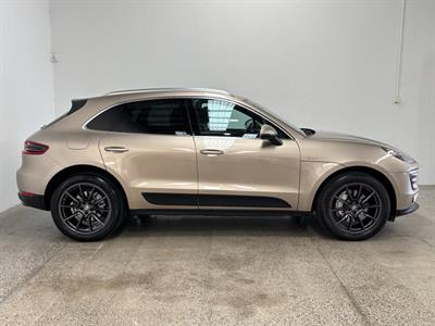 2017 Porsche Macan - Thumbnail