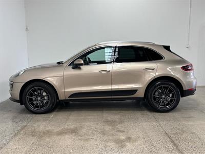 2017 Porsche Macan - Thumbnail