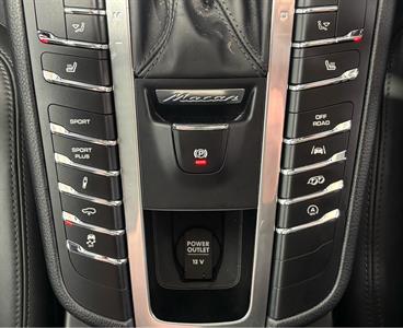 2017 Porsche Macan - Thumbnail