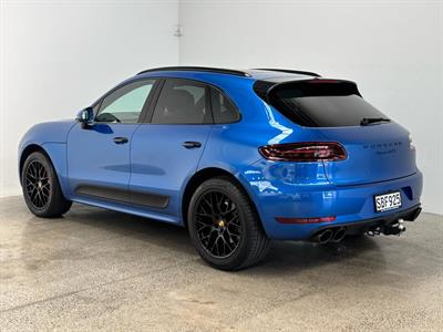 2017 Porsche Macan - Thumbnail