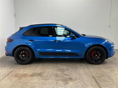 2017 Porsche Macan - Thumbnail
