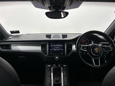 2017 Porsche Macan - Thumbnail