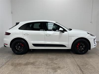 2017 Porsche Macan - Thumbnail