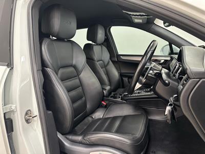 2017 Porsche Macan - Thumbnail
